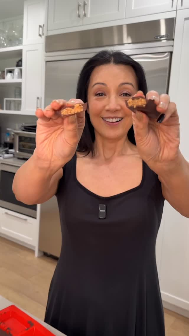 I'm ADDICTED to this SH*T!😂Yummy healthy Dark Chocolate Peanut Butter Bars!MY VERSION:5 pcs of pitted dates2/3C of unsweetened peanut butter or almond butter1 8oz (227g) of dark unsweetened chocolate chips1 tsp of sea salt to sprinkle on topNOTE: If you hate dark unsweetened chocolate, use the kind you do like! Snacking should bring you joy!👍🏼🥰 by @mingna_wen