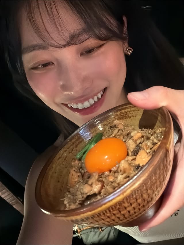 渋谷で人気のうゆうの2号店が,恵比寿と広尾の間あたりにあるって知ってた？？！(名前はうゆうじゃなくてゆうゆ！)藁焼きしてるのがよく見えるカウンター奥のお席に案内してもらった🔥(5ページ目の動画,最後まで見てみてね！)⁡はしご酒中だったので,今回は⁡・お造り少しずつ盛り合わせ・名物 藁焼き鴨ドッグ🦆・藁焼き鮭玉ごはん⁡とサクッといただく感じで🙆🏻‍♀️️⁡お料理の味はかなり濃いめなのでお酒必須！⁡近くにいた男性たちが頼んでたGLOW(芋焼酎)私も飲みたかったー🥹🥹ずっと気になってたお酒で飲んでみたかったの！メニューにないから違うお酒頼んじゃったよ🥲⁡すっきりとした華休,美味しかったです🍺🤗カジュアルに楽しむこともできるし,雰囲気がいいから会食やデートにも使えるだろうという,いい感じの居酒屋だった！⁡恵比寿からちょっと離れてるのも逆に良くて,ここ知ってるとセンスが良いって思ってもらえそう🤭⁡PR @yuyu_ebisu #ゆうゆ #恵比寿ディナー #恵比寿和食 #恵比寿日本酒 #恵比寿魚 by @sunohara_miki