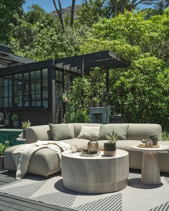 Schaffe dir deine eigene skandinavische Lounge-Oase – mit Platz für lange Sommerabende, gute Gespräche und die Menschen, die sie besonders machen. ✨🌿 #JYSKDeutschland #ScandiLiving #OutdoorMoments #Outdoorlounge #Garten by @jysk_deutschland