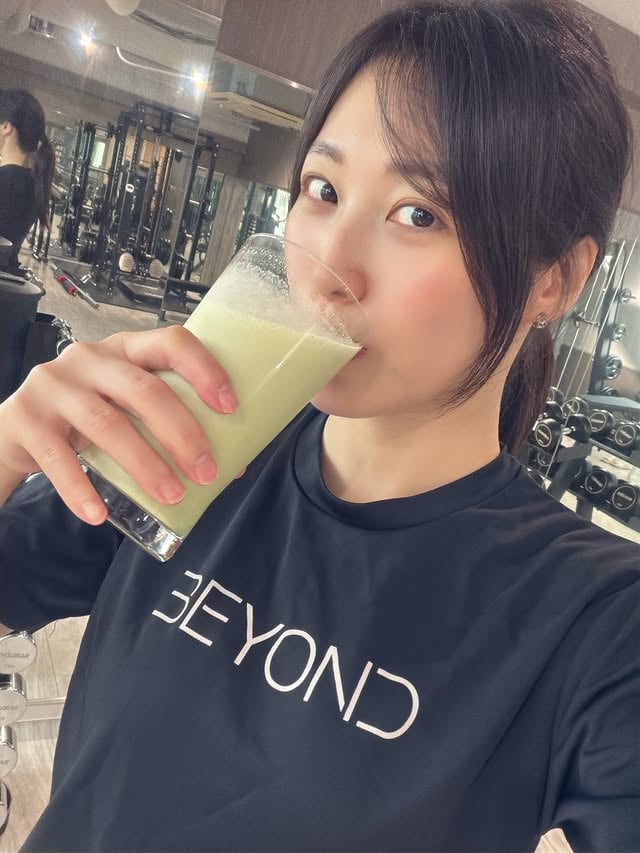 昨年12月ぶりのBEYOND大門・浜松町店！(最後のページにビフォアフ載せてるよ😳)⁡今回は店長さんお休みの日だったので,田村さんに担当してもらいました💪⁡この5ヶ月ちょっとでちゃんと体組成の数字が改善されていたのを確認できて良かった！⁡普段,お尻ばかりトレーニングしてるので今回は上半身メインにやってもらった！ちゃんと筋肉痛も来て嬉しい限り。⁡オリジナル商品もたくさんあるし,提携してるクリニックが隣にあって血液検査もできちゃう！⁡駅チカかつビジネス街にあるので,忙しい方でも通いやすいはず！⁡抹茶味のプロテイン,甘さ控えめで飲みやすくて良かった！⁡PR @beyond_daimonhamamatsucho#ジム #パーソナルトレーニング #ダイエット #パーソナルトレーニングジム #フィットネスジム フィットネス by @sunohara_miki
