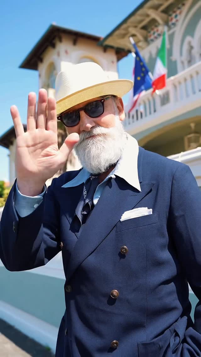 Today walking with a look with a suit from the @cathcartlondon tailoring and a @stetsoneurope hat Outfit @cathcartlondon Hat @stetsoneurope Video @lorenzo_project_photography Location @hotel_gennarino by @iurimarini