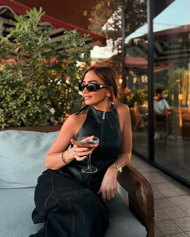 neither here nor there 🙇🏻‍♀️ by @carlottaconstant
