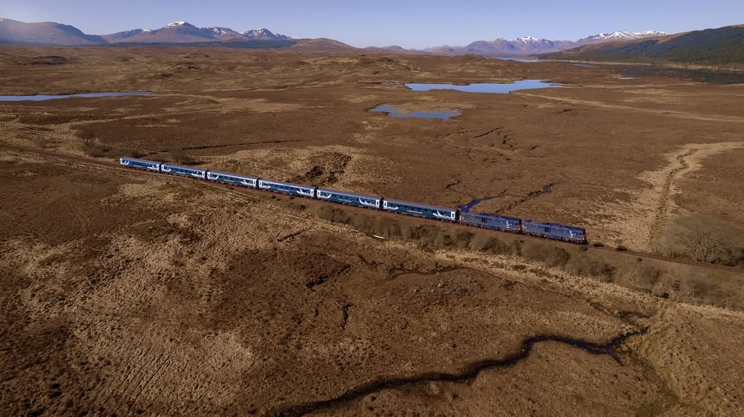 The West Highland Line 😍🏴󠁧󠁢󠁳󠁣󠁴󠁿🚆Book your summer journey now at the link in our bio.#visitscotland #caledoniansleeper #sleepertrain #rannoch by @caledoniansleeper