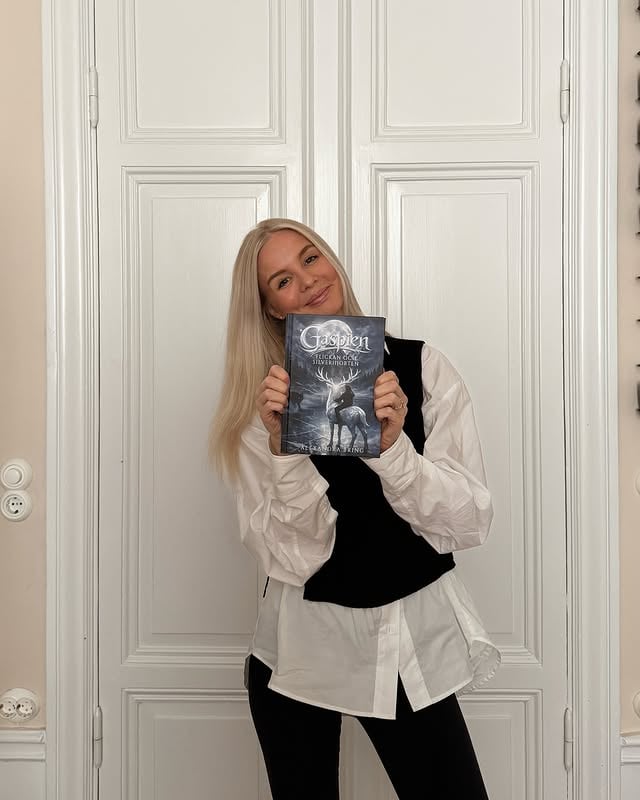 JAG HAR SKRIVIT EN BOK! 🥹Säg hej till Gaspien - Flickan och silverhjorten ✨ En fantasybok på 371 sidor för BARNEN OCH UNGDOMARNA! Att gå från att skriva captions och emojis hela mitt vuxna liv till att senaste året skapa Gaspien har inneburit sena kvällar, osäkerhet, otaliga omstarter och att jag flera gånger velat kasta allt i papperskorgen, speciellt när PMS och hjärnspöken hälsat på 😅Men det som varit mitt största mål och driv med det här: att få barn och unga att läsa mer. Vilken bok som helst egentligen 🙏🏼Ett stort till er som följt mig här år efter år. Jag hade aldrig vågat göra det utan er ❤️ Ni som peppar mig, överöser mig med kärlek, stöttar och får mig att tro mer på mig själv varje dag. Och ett extra tack till min familj och mina bokklubbsbästisar som fått tjuvläsa och hejat på mig längs vägen ❤️Ett nyp-mig-ögonblick jag aldrig kommer att glömma var när @akademibokhandeln efter att ha läst boken, valde att ta in den 🙏🏼 🥹Gaspien - Flickan och silverhjorten går redan nu att förboka hos Akademibokhandeln, signerad av mig med vänpris 📖 och finns inför skolstarten i ALLA deras butiker (!) Mer info finns på länken i min bio för jag loggar nog ut nu! by @alexandrabring