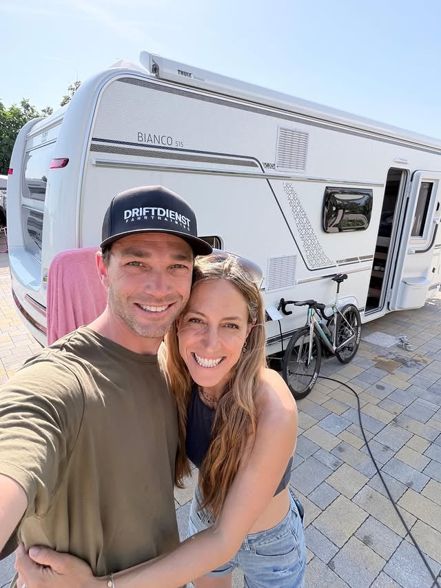 ENDLICH URLAUB 🚐🌊👙🏖️Wir sind sowas von bereit! Unser erster Stopp führt uns nach Pesciera del Garda, hier haben wir einen super netten Platz für eine Nacht gefunden, weil uns die lange Strecke bis ans Meer nach Finale Ligure zu weit ist, um sie am Stück zu fahren.Lieber ganz entspannt starten und der Plan ist sich verdammt gut ausgegangen bisher 🙏🏻. Kids happy - Eltern happy. Sonne, Italien-Flair und ein Stellplatz direkt am Pool :) ☑️Wir freuen uns auf viele weitere feine Urlaubsmomente 😍!Seid ihr auch unterwegs? Wohin geht’s bei euch?#caravaning #caravan #familienurlaub@caravaninginfo @bergzeit @blutspendebayern @aventon.de *Werbung da Marken verlinkt by @gelaallmann