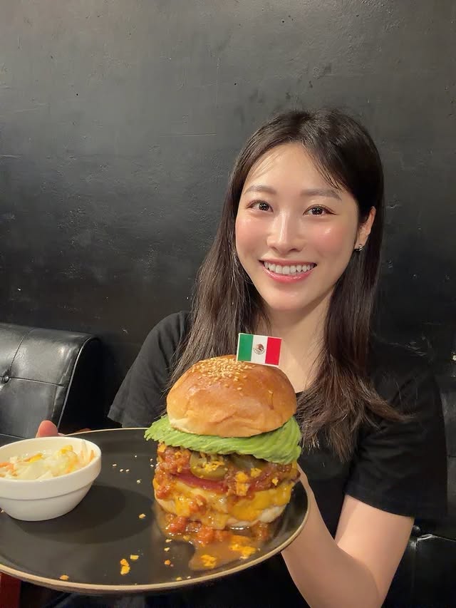 池袋でランチなう。⁡サクッと食べられて,雰囲気もカジュアルで場所もひっそりしてるとこでいい😆⁡どれにするか迷って,メキシカンバーガーにしたよ🍔🇲🇽⁡アボカドたっぷりでピリ辛でメキシコが恋しくなった…🥺✨️⁡お肉がジューシーで味付けも良くて美味しかった！ビーフ100%の自家製パテ👍⁡📍World Burger 池袋東口店東京都豊島区東池袋1-39-8 第81東京ビル B2F平日： 11:00～15:00土日祝日： 11:00～16:00⁡池袋以外には新潟駅と浜松駅にも店舗が😳⁡よし！腹ごしらえできたので次の予定に行ってきます❤️📕✨PR @worldburger.official#burger #burgers #hamburger #burgerlover #bestburgers beer beerlover craftbeer⁡ by @sunohara_miki