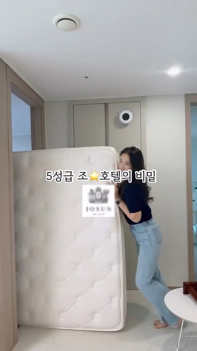 🫠마감🩵5성급 조ㅅ호텔 여름 침구 비밀🔥가격 77%차이나네ㅋ 개이득‼️주문폭주로 퀄팅 양면 이불 품절😱♥️프로젠 구매완 당첨자 ♥️@imnahyeon474@woo_woo_brosdaily@bbo0.0vely@wannabe.97@minyoung.____@sunny.bom@luvly_mi@hyup_hyup@jo__gh91@dada__ramramram선생님들 축하드립니다!!!! 제가 보내드린 링크로 6/1 밤 11시까지연락 부탁드립니다! 연락이 없으실 경우 다음 당첨자에게기회 넘어가게됩니다 ^^ ⭐️선착순 20명⭐️1. 양*라 09042. 류*수 44643. 이*협 30674. 김*영 02465. 조*희 59736. 이*희 11097. 강*인 09928. 한*영 35529. 박*영 373910. 지*현 363911. 주*라 345912. 김*연 147213. 유*우 991514. 이*은 719615. 정*림 844616. 송*준 461317. 서*일 028018. 황*혜 155119. 장*희 878020. 김*현 5894백화점에서도 없어서 못파는걸 박선생이 ㅋㅋㅋㅋㅋ 이가격으로 해냈습니다 ㅋㅋㅋㅋ 호텔 입점되는 소재면 끝났죠✔️ 고강도 휴비스 100% 동일 구성✔️ 5성급 호텔 하이엔드 냉감 원단✔️ 피부 닿자마자 느껴지는 진짜 시원함🧊제가 냉감패드 진짜 많이 써봤는데세탁 몇 번 하면 미지근해지고보풀 올라오고결국 또 새로 사게 되잖아요🥹근데 이번에 찾은 건진짜 누우면 “와 시원해…” 소리 나오는 수준❄️✔️ 휴비스 고강도 100% 정품 원사✔️ 화학 냉감 X 자연 냉감 소재✔️ 세탁 후에도 냉감 유지✔️ 보풀 거의 없는 고강도 원단✔️ KC / 오코텍스 인증 완료심지어 조*호텔급 고급 침구 사양으로 들어가는고강도 냉감 원사 사용✨촉감부터 다릅니다…🫠🩵온가족 여름침구 한번에 준비 가능🙌🏻진짜 가격 듣고 놀랐어요…이 퀄리티에 이 가격 맞나 싶었던🫢그래서 이 퀄리티 조금이라도 느껴보시라고!! 박선생이 이벤트 빵빵하게 준비했습니다 ⭐️영상 속 덮는 이불은 (신상)퀄팅냉감이불인데 살짝 두께감 있구요! 실키이불은 아주아주 얇은 이불이예요⭐️💌박선생 지갑털기 이벤트💌✔️패드 구매자 선착순 20명 선생님께 냉감베개커버(L사이즈) 1개씩 쏩니다✔️구매완 10명 선생님께 냉감베개커버(L사이즈) 1개씩 쏩니다✨급하게 딜해온거라 긴급입니다! 조선호텔 고급침구 사양 동일하게 들어가는 원사라 현재 물량이 많지 않다고 해요! 품절예상 💖 ”냉감“라고 짧게 남겨주시면 3초만에 바로 정보드릴게요! 항상 관심 가져주셔서 감사합니다😍📌 저장+공유하시면 좋은 일 가득하실거예요💛 앞으로도 박선생 꿀정보 함께 하시려면@play__mom ‘팔로우’ 잊지마세요!#정보공유 #할인정보 #냉감이불 #냉감패드 #여름침구 by @play__mom