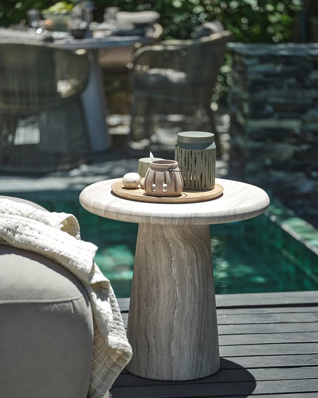 Minimalistisch, modern und mit nordischem Flair: Der Outdoor-Beistelltisch FUGLEKONGE in eleganter Travertin-Optik bringt skandinavische Leichtigkeit in deinen Garten. ✨ Ob neben der Lounge, dem Lieblingssessel oder als stilvoller Blickfang auf der Terrasse – er fügt sich mühelos in jedes Outdoor-Setting ein und sorgt für entspannte Scandi-Vibes unter freiem Himmel. 🌿☀️ #JYSKDeutschland #ScandiStyle #OutdoorLiving #GardenInspiration by @jysk_deutschland
