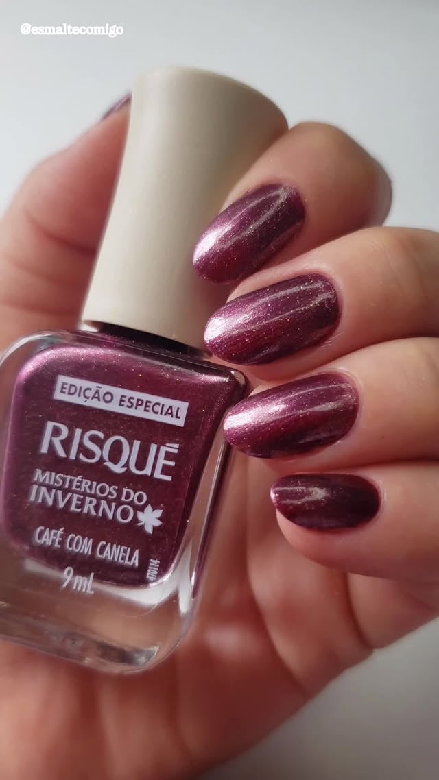 O combo que a gente não sabia que precisava até ver esse vídeo. 🤎✨Já salva o vídeo da @esmaltecomigo para levar como inspiração na sua próxima esmaltação. 💅 by @risqueoficial