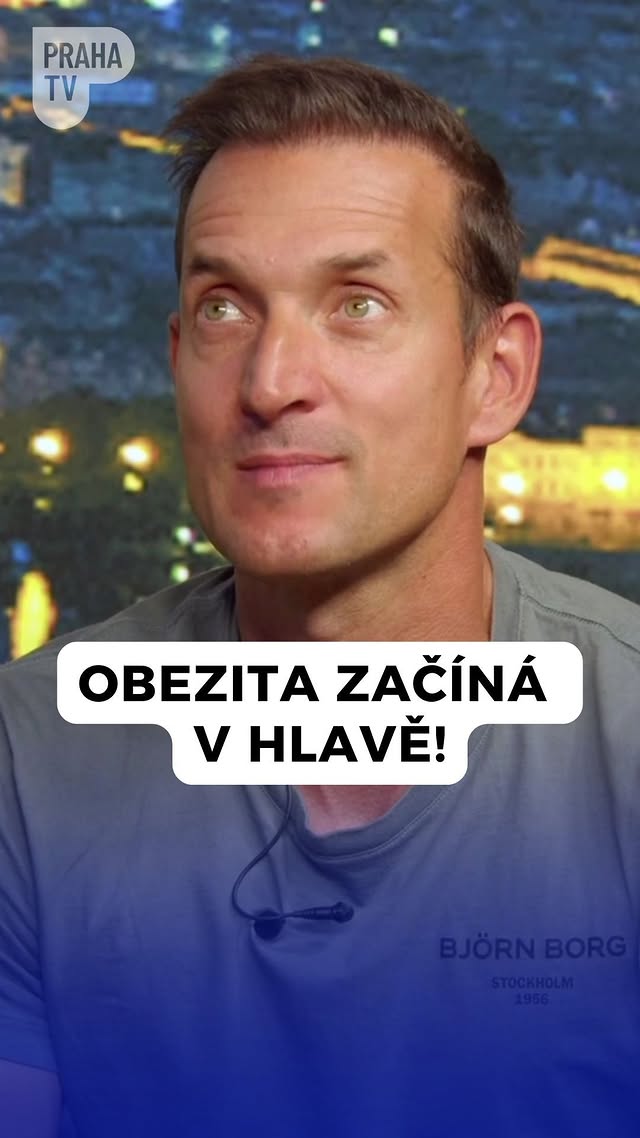 Obezita není jen o jídle. 🍔 Často za ní stojí těžké životní situace, psychika a pocit, že člověk už neví kudy kam.Martin Košťál v rozhovoru hovoří o tom, proč je hlava při hubnutí absolutní základ. 🧠A proč trenér může ukázat cestu, ale odmakat si ji musí každý sám. 💪Celý díl pořadu Party Show uvidíte už dnes ve 20:00 na Praha TV. 👀 by @gabrielapartysova