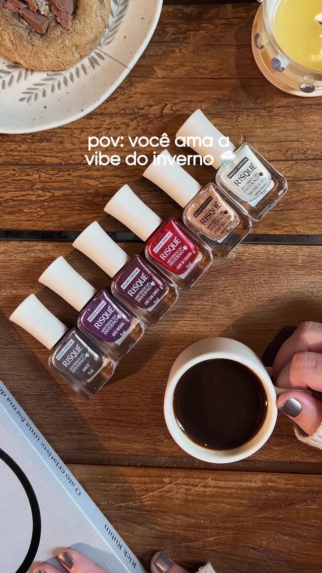 pov: você ama um friozinho ☕❄️Look de inverno, café quente…e claro, a cor perfeita pra acompanhar o mood#EsmaltesRisqué #TaNasNossasMãos #MistériosDoInverno by @risqueoficial