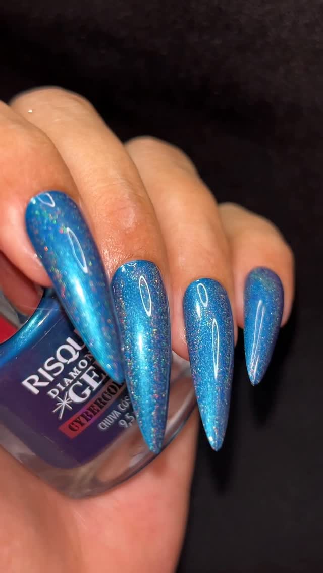 Viajando no tempo com esse verde intergaláctico. 🛸✨Olha o efeito da cor + top coat pixelizado nas unhas da @achylleysantos !Deixe um 🔋 se você usaria!#EsmaltesRisqué #TaNasNossasMãos by @risqueoficial