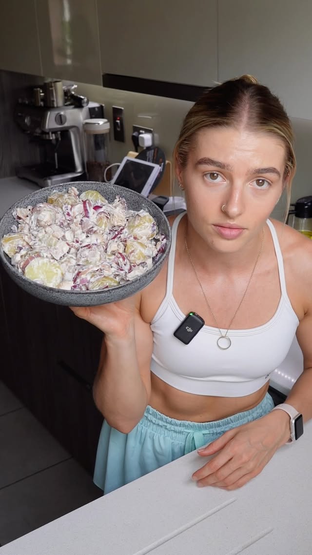 One serving👇🥔MAIN BITS350g baby potatoes75g chicken breast2 reduced fat bacon medallions1/2 red onion (raw & diced)🧅CARAMELISED ONION1 red onion 1 tsp sugar🥣SAUCE50g 0% fat Greek yogurt50g lighter than light mayo1/2 tsp garlic1/8 tsp Dijon mustardEnjoyyy😍 by @abichampionpt