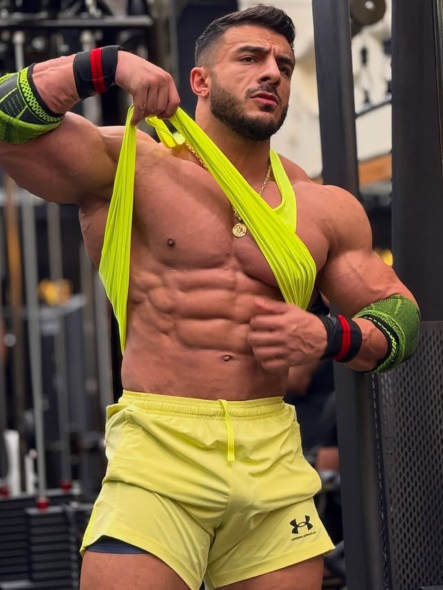 İspanyanın Alicante şəhərindəki Pro yarışmamıza son 24 gün qaldı. Bu yarışma inşAllah Mr. Olimpiaya Vəsiqə verir. Allahın izni ilə Ölkəmizə ilk Mr. OLimpia Vəsiqəsini gətirmək qismət olar🙏🏽✊🏽 Dəstək olan hərkəsə təşəkkür edirəm❤️Aktual çəki : 94kq. Səhnədə Çəki Limiti: 88kq.#fitnesslife #fitnessmotivation #npcmensphysique #mrolympia by @hidayet_official_