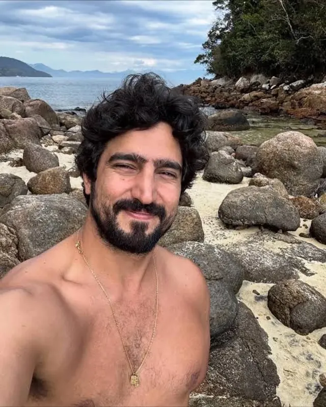 Saudades da época mais quente do ano né?? Aqui vai um #tbt do @renatogoess numa praia do RJ durante os intervalos das gravações de Vale Tudo. Entre nós aqui: Entra estação, sai estação, o Renato sempre tem aquele estilo arretado. Com esse cabelão e barba cheinhos? Uma beleza inegável!!! 😍🥰😁🏖️#RenatoGoes#beautymen #belezamasculina #barbudao by @renatoanjoprotetor