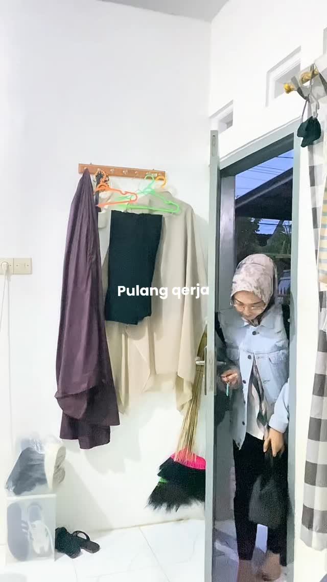 Mencari makan #adayinmylife🌸 #anakkost #pulangkerja #fyp #fypage by @ayun.anakkos