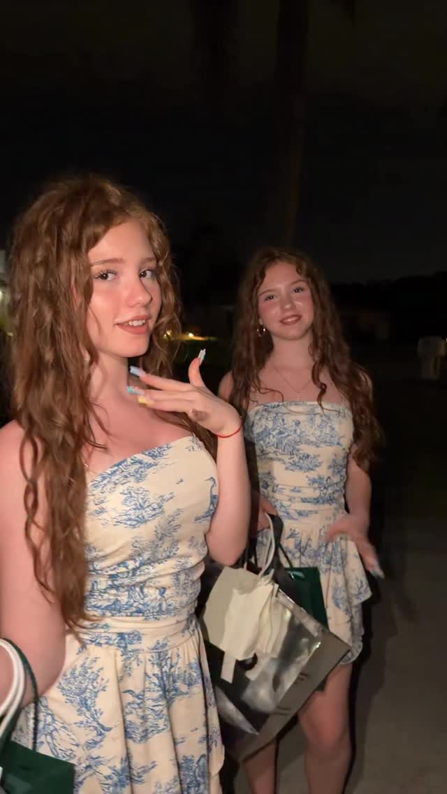 Shopping 🥶#twins #trendingreels #fun #dance #shopping