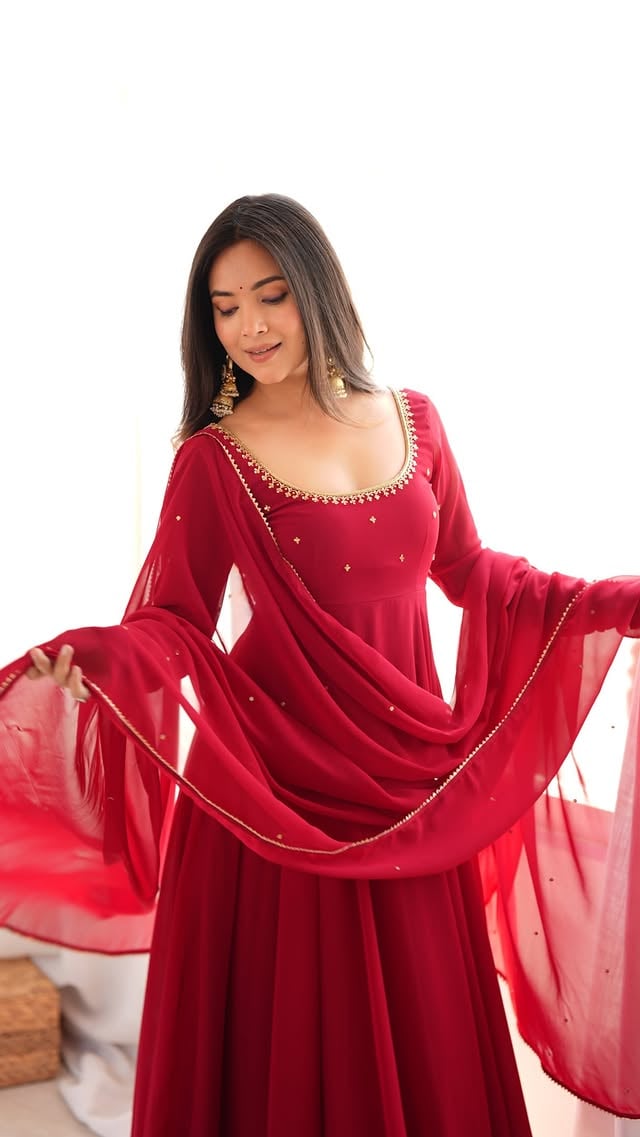 ishq ne tere ♥️Wearing @bhaviniparis 💕...#grwm #redanarkali #festivewear #weddingoutfitinspo Indian ethnic wear by @bhaviniparis