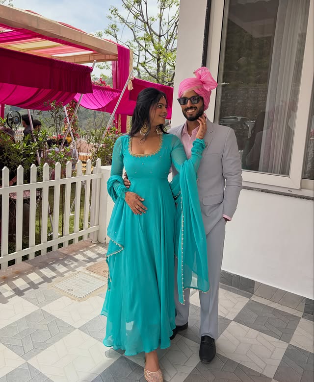 Always in awww of your smile🥰Comment “Link” for outfit details. Suit - @bhaviniparis 💚 by @bhaviniparis