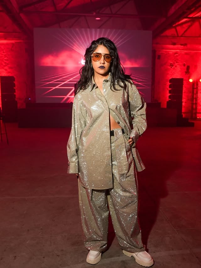 Carrera celebró su 70 aniversario y nosotros estuvimos ahí 🕶️ Una noche de música, looks y mucho rojo para festejar 7 décadas de eyewear icónico.#Carrera70 #CarreraEyewear #CosmopolitanMexico by @cosmopolitanmx