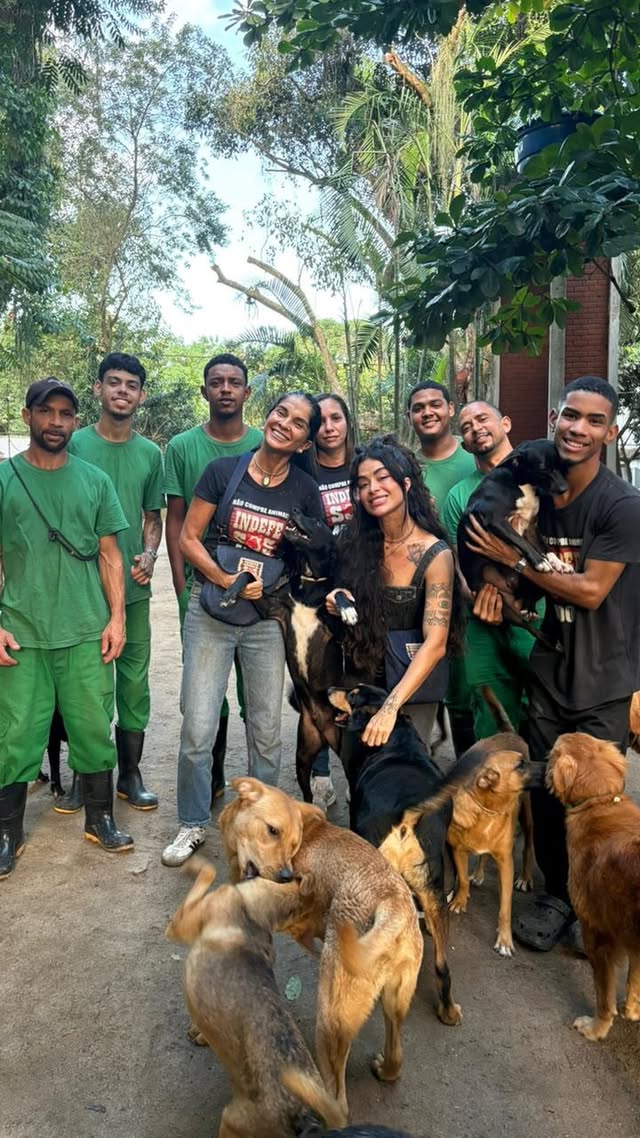 Desde que adotei meus doguinhos amados Butter e Fly na @osindefesos , passei a acompanhar o trabalho deles!!Mas hoje, conhecendo o espaço e tudo pessoalmente, posso dizer que estou ainda mais encantada 🐶 🐱 Que trabalho LINDO e AMOROSO!!E HOJE acontece durante todo o dia, no Shopping Metropolitano, um Bazar da Ong, onde TODA VERBA ARRECADADA será direcionada pra cuidar desses animais🙏🏽💜 Vai ter muita roupa minha lá, inclusive com etiqueta!! Ajudem como puderem!!!!🙏🏽 by @soualinecampos