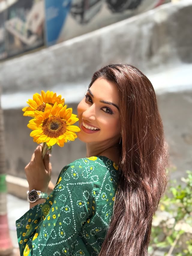 She carries sunshine in her smile,sunflowers in her eyes.and a soul so bright,even the sun pauses to admire this beautiful sight. ✨🌻💛-EM PS- Happy Birthday Month 💁🏻‍♀️ To All My June Born Friends 💛✨💛#birthdaymonth #sunflower #sunshine #soulshine #eshaanyammaheahwari by @esshanya_s_maheshwari