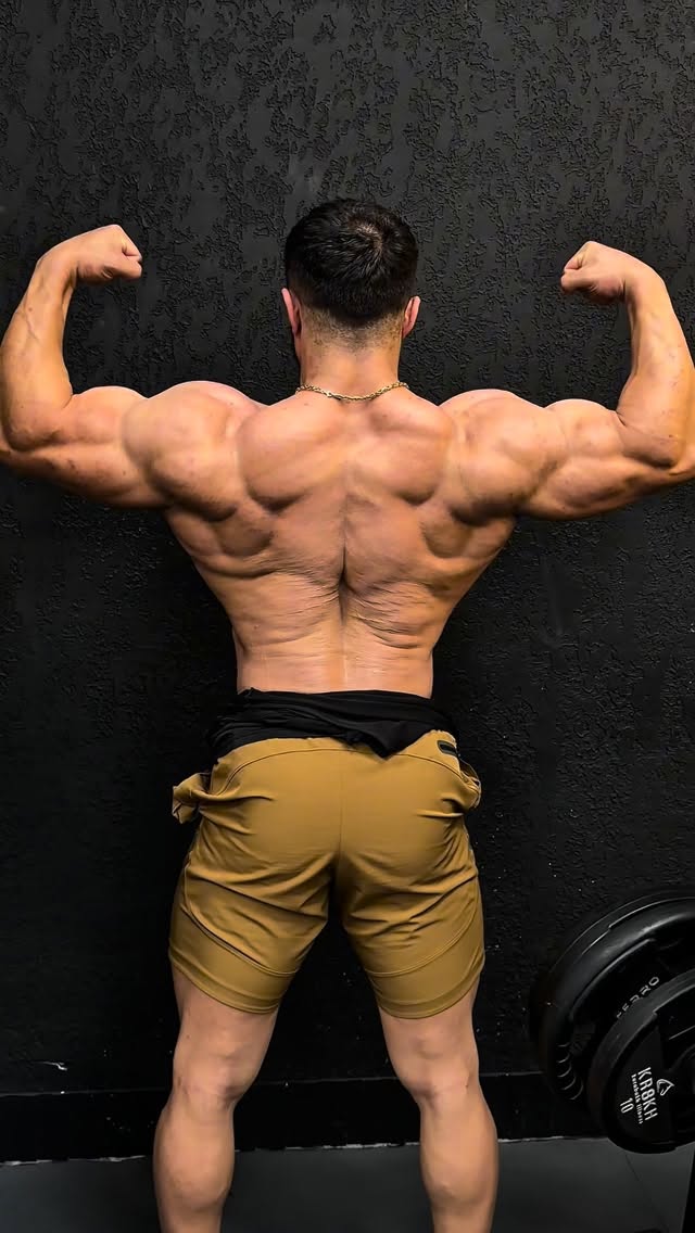Çiyin idmanımız bitdi💪🏽 İyunun 21i Barselonada keçiriləcək @emproclassic Yarışmasına Son 19 gün qaldı💪🏽🥇 Mr. ⭕️ Vəsiqə qazanmaq üçün əlimizdən gələni edəcik💪🏽Actual çəki : 93.7 kqSəhnədə çəki limiti: 88 kq#fitnessmotivation #fitnesslife #fitnessmodel #fitnesslifestyle #bodytransformation by @hidayet_official_
