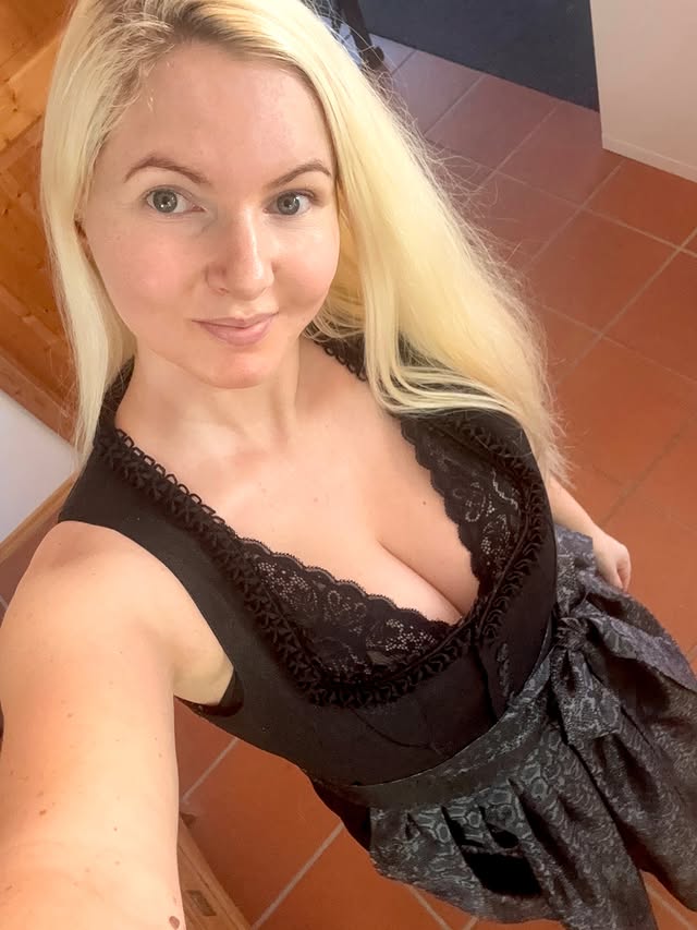 Hallo meine Lieben 🫶 Was für ein Kleid tragt ihr am liebsten? Ich definitiv ein Dirndl 🥰 @bergweisstrachten_ #dirndl #dirndltime #dirndl_beauties #tracht #naturalbeauty - Werbung-