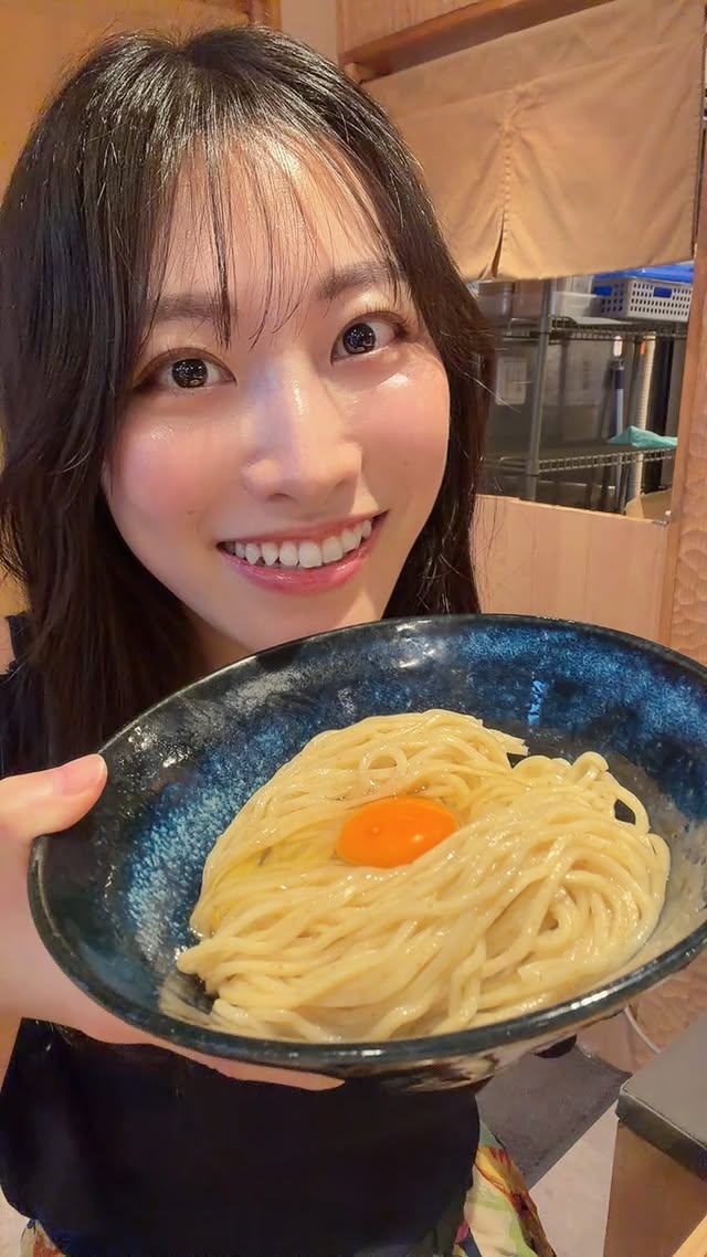 ⁡池袋で鰹昆布水つけそば食べてきた！⁡熟成醤油中華そばも美味しそうだなあって思ったんだけど,店員さんにおすすめされた2つを頼んだ✌️⁡ちなみに量は,普通が200g。大盛りは300g！⁡鰹昆布水が美味しくて,麺もコシが強くそのままでも美味しい！だから卵かけ麺好きでした！トッピングいっぱいあって贅沢なんだけど,シンプルにいただいて美味しいって良いよね😊⁡追加で追い飯もしたんだけど,テーブルの上にあったかつおぶしとダシ醤油を足したらさらに美味しくなったよ！⁡📍東京都豊島区池袋2-4-3営業時間：月～木：11:00～22:00金土日祝： 11:00～24:00※ラストオーダーは営業終了時間の30分前⁡食べログの営業時間間違ってるから気を付けてね⚠️⁡PR @chukasoba.kirin#つけ麺 #昆布水つけそば #池袋ラーメン #中華そば麒麟 #ラーメン 池袋グルメ by @sunohara_miki