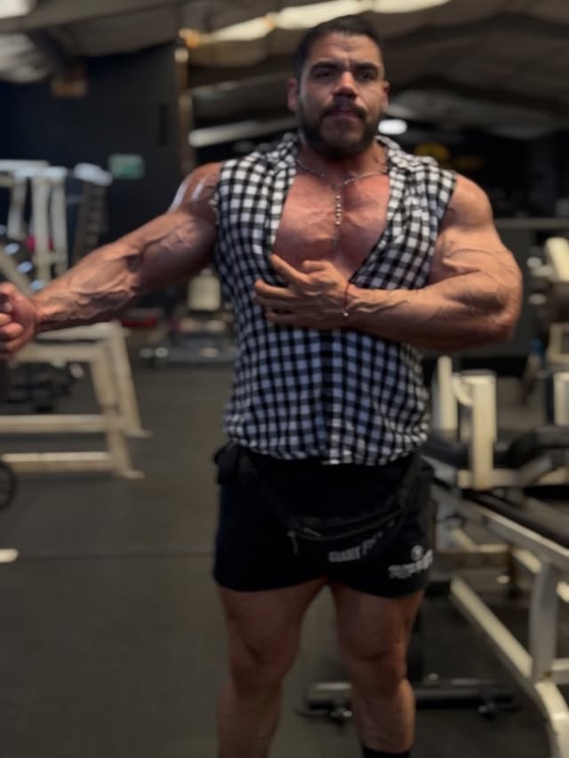 Chest Pump Chest workout#outsizethecompetition #teampersonalrecord #prlifestyle #ripped🏴‍☠️ #pharlabspremium by @jpd_ifbbpro