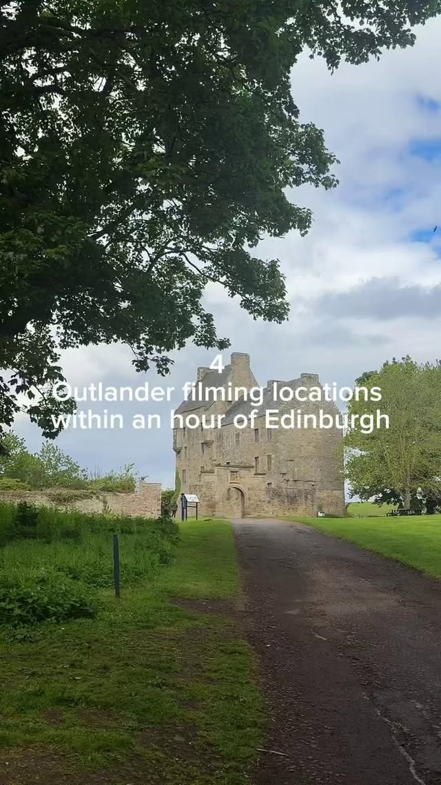 Happy World Outlander Day ⚔️🏴󠁧󠁢󠁳󠁣󠁴󠁿 Here are 4 Outlander Filming locations all within an hour from Edinburgh.#caledoniansleeper #outlander #worldoutlanderday #lallyrboch #midhopecastle #visitscotland #filminglocations #blacknesscastle #linlithgowpalace #jamiefraser by @caledoniansleeper