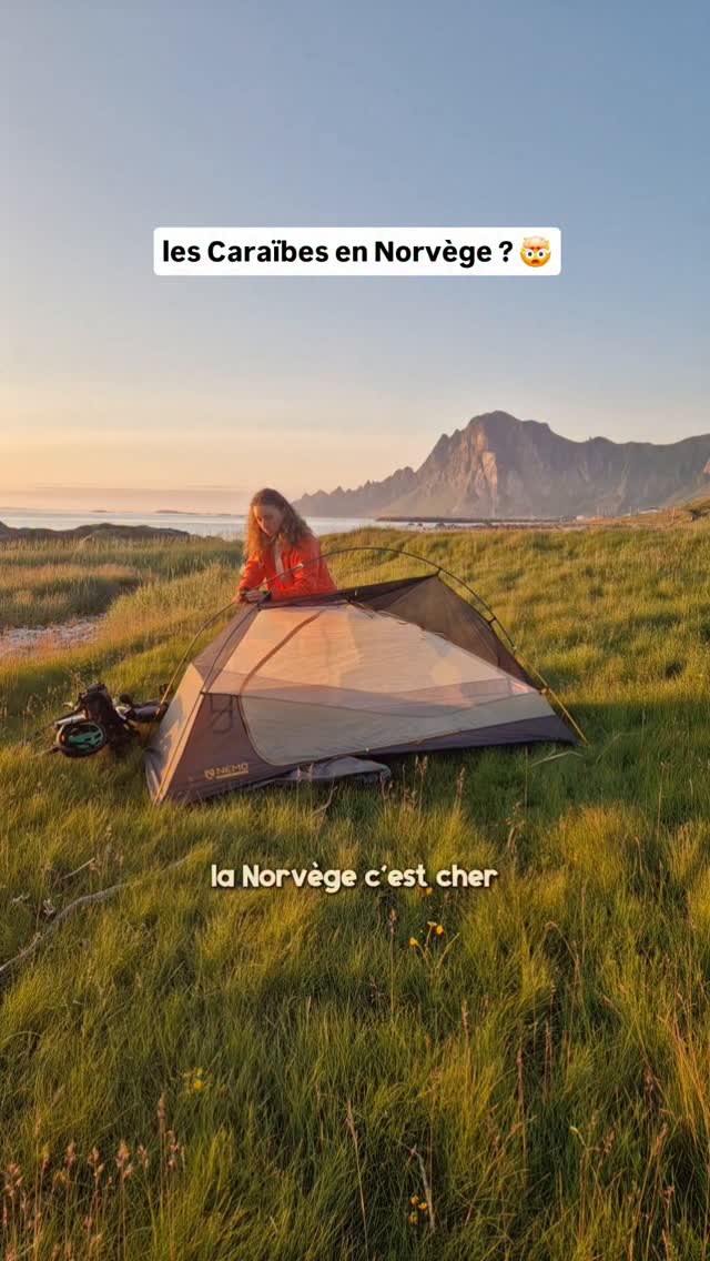 cette île a sûrement bien plus à offrir que "juste" Sommaroya, mais j'avoue j'avais hâte d'arriver à Senja 😅j'ai commencé ce voyage dans un moment où j'étais un peu perdue dans ma vie, beaucoup de choses s'enchaînaient.ces choses n'étaient pas forcément mauvaises mais je me sentais rapidement overwhelmed et stressée... alors j'ai voyagé comme je ne l'avais pas fais depuis longtemps : très lentement.Un parcours qui se fait généralement en 7 jours, j'ai voulu le faire en 14. En sortant de la trace gpx, en changeant d'itinéraire le jour même, en y incluant des randos pour que ça ne soit pas "juste" un voyage à vélo.bref, une mini aventure uniquement guidée par une chose : l'envie.ceci est le premier épisode de mon voyage à vélo en norvège, et j'ai trop hâââte de vous partager la suite !!#norvège #bivouac #voyageàvélo #rando by @tite.cam
