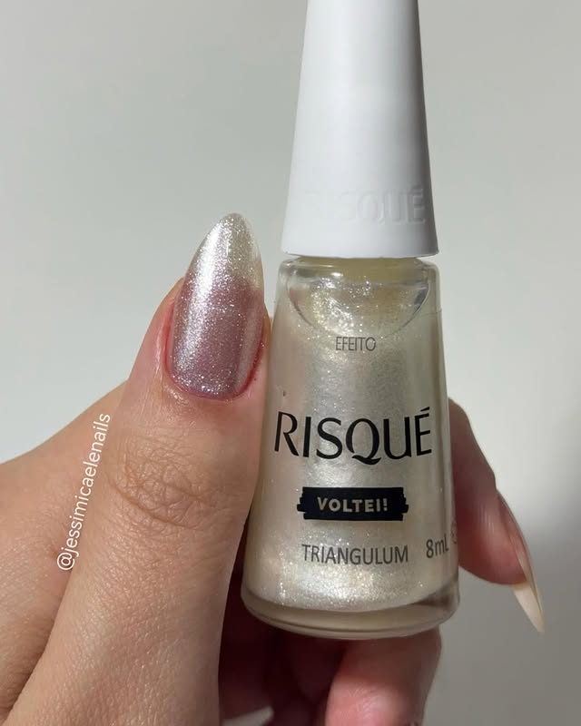 Atenção aqui, porque a @jessimicaelenails trouxe a prova real de que milagres acontecem. 👀📋Arrasta pro lado pra ver todas as cores que agora são oficiais e permanentes na sua necessaire!#EsmaltesRisqué #TaNasNossasMãos by @risqueoficial