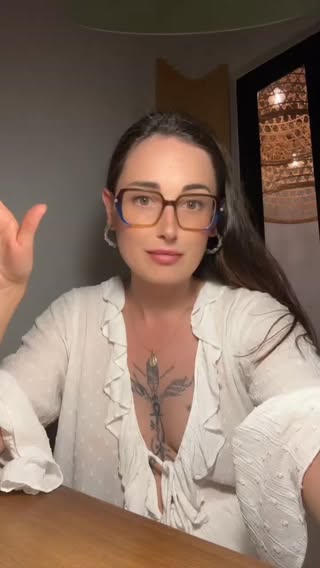 🚨 « À cause de tes vidéos, les débiteurs vont appeler les études d'huissiers pour tout et n'importe quoi. »

C'est justement le but.

Pendant des années, beaucoup de personnes ont payé sans comprendre, signé sans vérifier et subi des procédures sans jamais poser une seule question.

Aujourd'hui, les gens commencent à demander :

✅ Où est le titre exécutoire ?
✅ La procédure a-t-elle été respectée ?
✅ Les délais sont-ils respectés ?
✅ Quels sont mes droits ?
✅ Quels sont les recours possibles ?

Si le simple fait qu'un citoyen pose des questions et demande des explications devient un problème, alors il faut peut-être se demander pourquoi.

Je ne dis à personne de ne pas payer ses dettes.

Je dis aux gens de comprendre ce qu'ils paient, à qui ils paient, pourquoi ils paient et de vérifier que chacun respecte les règles qui lui sont imposées.

La loi ne s'applique pas uniquement aux citoyens. Elle s'applique aussi aux administrations, aux créanciers, aux banques, aux huissiers et à tous les acteurs de la procédure.

📚 C'est exactement l'objectif de mes livres : donner au grand public les outils pour comprendre, vérifier et agir en connaissance de cause.

💬 Selon vous, demander des justificatifs et vérifier une procédure, est-ce normal ou est-ce devenu un problème ?

#FaceAuSystème #Huissier #CommissaireDeJustice #Droits #Justice #Saisie #Recouvrement #URSSAF #CAF #Impôts #Entrepreneur #DéfenseDesDroits #TikTokFrance #EducationFinancière #ConnaîtreSesDroits