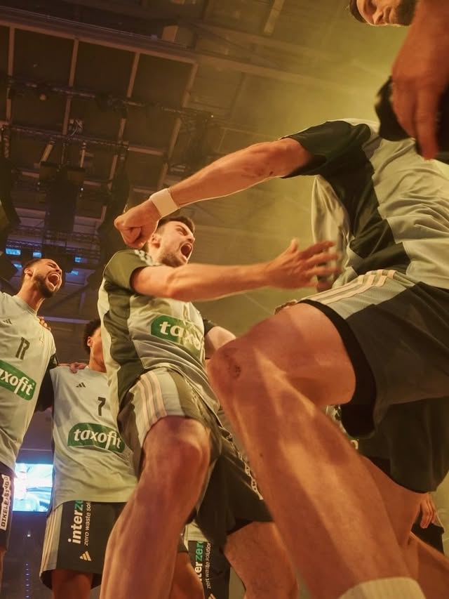 WE NEED THE SAME ENERGY TODAY! 😤👉 Halbfinale 3️⃣: Heute Abend auswärts in Bamberg (Donnerstag, 4. Juni, 20.30 Uhr)📺 Ab 20.15 Uhr live bei @dynbasketball. by @albaberlin