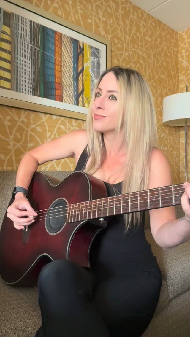 Hello NEW HAMPSHIRE! 😃🤘🏻Warming up in my hotel room and about to head over to the @tupelomusichall in Derry to rock with @badanimalshearttribute tonight!We hit the stage at 8pm 🎸 #acoustic #badanimalshearttribute #crazyonyou #acousticcover #heart by @nikki_stringfield