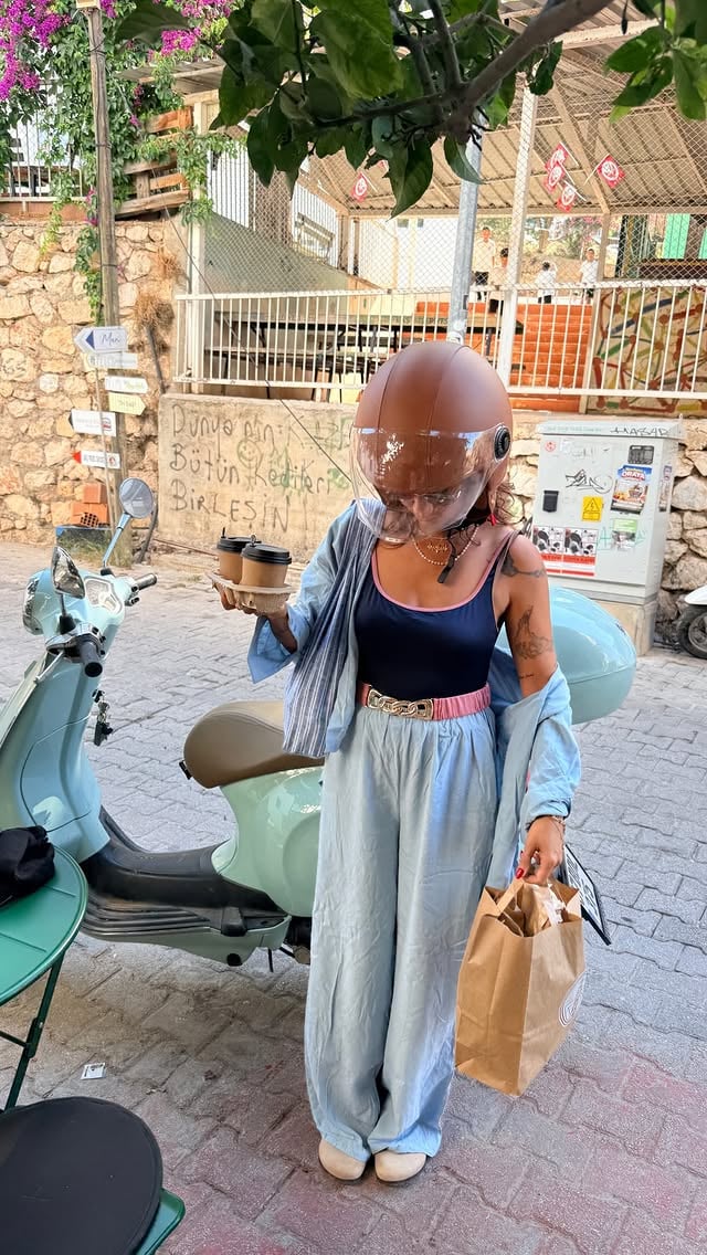 Seni mutlu eden şeylerin başkasına mantıklı gelmesi gerekmez Bunu öğrendik mi, kendini mutlu etmenin başkasını mutlu etmekten daha önemli olduğunu. Bazen çılgınlıklar yapmanın iyi geldiğini hatta gerekliliğini. Ece Temelkuran bir yazısında şöyle diyordu ‘Ne zaman üniversitelere konuşma yapmaya gittiysem ya da ne zaman benden daha genç biri benim ondan daha fazla bir şey bildiğimi sanarak bana sorduysa “bu işin olurunu”, dedim ki:Üniversiteyi bitirince hemen çalışmaya başlama. Git, dolaş, ülkeler gez, aç kal, meteliğe kurşun at, ama ne yap et, koşturmaya başlamadan önce biraz amaçsız yürü. Maceraya çık, bedeli ne olursa olsun bunu yap. Çünkü…Çünkü hayat, onu erken anladığını sananlardan çok fena alır öcünü. Bir şeyi vaktinde yaşamadan geçersen, çok sonra, seni rezil etme pahasına, sana yaşatır o eksik bıraktığın bölümü. Âşık mı olmadın on altı yaşında? Gelir seni kırk beşinde bulur, en olmaz zamanda. Maceraya mı çıkmadın yirminde? Sürükleye sürükleye götürür seni otuz beşinde. Yırtık kot, yer bezinden hallice bir kazak giyip, nasıl göründüğüne aldırmadan geçiremedinse öğrencilik yıllarını mesela, elli yaşında, artık kalabalıkların gözleri seni hiç de öyle görmeyi beklemezken, sana giydirir o kot pantolonu. Hayatı sakın erkenden yaşama, sonradan çok fena komik eder adamı. Serserilik ederek geçirmeli insan serserilik edilecek yaşları. Zira atlayıp geçtiğin ne varsa dönüp dolaşıp bulur insanın yakasını. Kendini yaşatıncaya kadar yapışıp kalır.’O yüzden bazen çok ta şey yapmamak lazım. Çünkü o konuşanlar hayatı bir yerden kaçırmışlar by @beste.guner