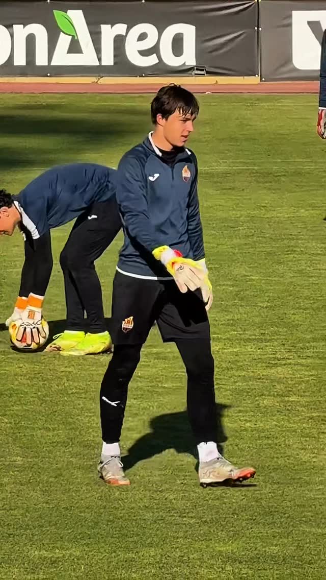 Jornada de porters 🔴⚫️🧤 @spain_rg @santiagomoreda ...#viral #fyp #football #goalkeeper #reels by @deniskozhukhovofficial