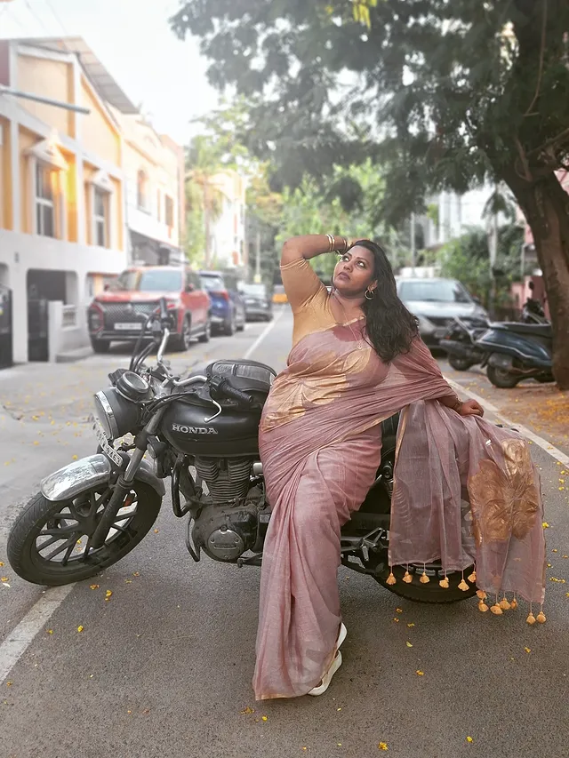 Curves and confidence—my two favorite accessories..✨️🌸🤍

Saree from @cinderellas_sarees 
Pc @aravin_offl 

#DesiGirl #StyleInspiration #Sareelove #FashionGoal #CurvyWomen
