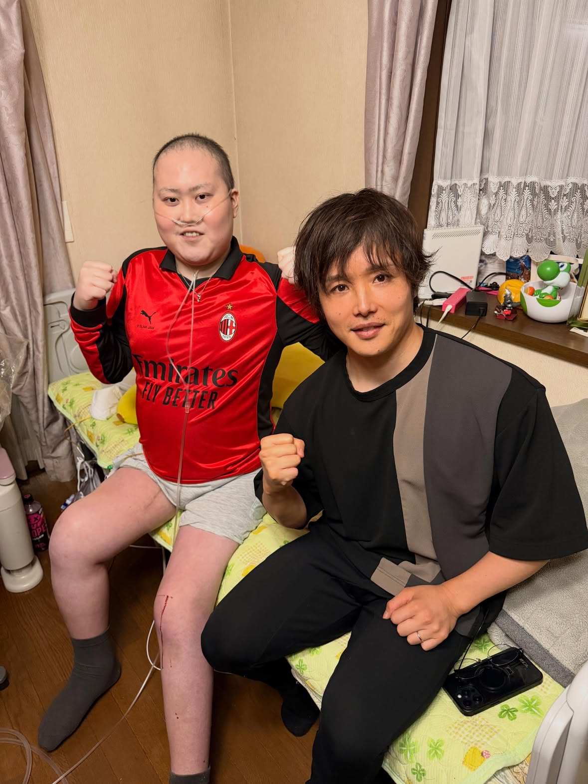 命が終わる。尽きるかもしれない…全身や肺転移ステージⅣの癌の進行&悪化が酷く治療も中止で、後遺症で下半身不随に排泄障害。身体に骨が見える大きな穴…
そんな絶望的な中、めちゃくちゃ人気で有名なぷろたんさんとコラボ撮影をさせて頂きました‼️
実は緊急入院した時くらいに知り合って、そこから連絡取ったり会う約束をしてたのですが、僕の癌があまりにも進行してしまったり、緊急手術をしたりなど中々予定通りにいかなくて、約束を叶えるのに半年近くかかってしまいました…
それなのに心広く、いつでも大丈夫👌とか
絶対に会おうねって言い続けて下さって実現したコラボです‼️
嬉しすぎて夢みたいで意識飛ぶかと思いました。笑笑
本当に動画とも想像とも変わらない人でめちゃくちゃ素敵。
お陰で正直この半年近くが1番キツくて、心身ともに負けそうだったけど、気にかけてくれたり、頑張れる生き甲斐をくれたから乗り越えられました🙇
これからまだまだ大変な事や苦しい事沢山あるけど絶対に負けず、またお会いしたり遊べるように奇跡起こします‼️
本当に幸せな時間であっという間でした。
本当に有難う御座います！！！！！！！
#骨肉腫#05#おすすめ#いいね#奇跡
@purotan1214