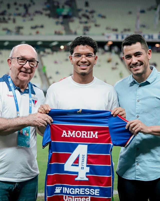 Antes da decisão de hoje, recebemos nossa cria de volta à Arena Castelão, @alexamorim05, atualmente no Genoa, da Itália.O meia foi homenageado com o Manto Tricolor das mãos do nosso CEO Pedro Martins e do Presidente Rolim Machado. Agora ele acompanha o jogo da arquibancada, na torcida pelo Tricolor de Aço! 🇫🇷📸 Leonardo Moreira/FEC#FortalezaEC by @fortalezaec