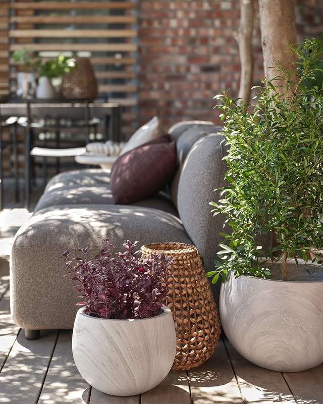 Der schnellste Weg zum Outdoor-Wohnzimmer? Die richtige Deko! 🌿✨Dieses Jahr setzen wir auf der Terrasse komplett auf natürliche Materialien und dezente Töne. Sie bringen sofort Ruhe und diesen cleanen Scandi-Vibe nach draußen. 🪵Unsere absoluten Must-haves: Große Pflanzkübel im Natur-Look. Zusammen mit ein paar schlichten Laternen sorgen sie für gemütliche Sommerabende, an denen man am liebsten die Zeit vergisst. 🕯️🤍Bereit für ein schnelles Style-Upgrade?#JYSKDeutschland #TerrassenDeko #Pflanzkübel #BalkonInspiration #OutdoorStyling by @jysk_deutschland