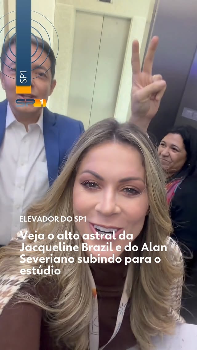 Quem vê o SP1 no ar nem imagina o que acontece segundos antes...Elevador sobe.Sorrisos entram em cena.E a energia que você sente daí... começa daqui.Alan Severiano e Jacqueline Brazil chegando do jeito que a gente gosta: leve, conectado e pronto pra contar o que acontece de mais importante em São Paulo.Agora conta pra gente: você também almoça vendo o SP1?#SP1 #Bastidores #Jornalismo #SãoPaulo #AoVivo #RotinaSP #MakingOf by @jacquebrazil