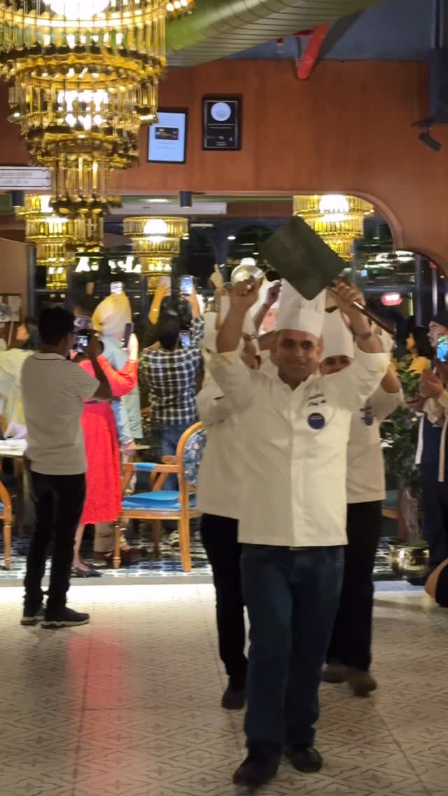 @karigari_restaurants #meerut , my traditional Chefs Parade cannot be missed, #humsabkarigarhain, aab bolo #namakshamakdaldetehain #karigariteera #sabtera