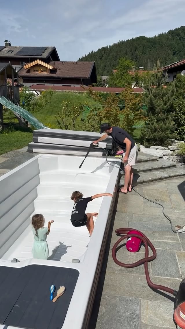 Pool-Reinigungs-Neubefüllungs-Aktion💦 💪🏻Wer im sauberen Swimspa baden will, muss vorab helfen, das Becken mal wieder komplett mit dem Hochdruckreiniger zu säubern und ready für die neue Badesaison zu machen ☀️ .Das Wasser in unserem Pool tauschen wir 1x im Jahr und nutzen dies auch, um das Becken wirklich komplett auf Hochglanz zu bringen. Wenn der Urlaub schon frühzeitig abgebrochen werden musste, dann gibt’s jetzt eben Badeurlaub dahoam im Garten ❤️. Gleich als wir am Samstag zuhause angekommen sind, haben wir damit begonnen - das waren wir ihnen nach dem frühzeitigen Urlaubsabbruch schuldig…Ergebnis: Meeeeeegaa feiner glasklarer Pool - und das gemeinsame Saubermachen hat auch allen Spaß gemacht und motiviert - Kinder helfen gerne mit, wenn sie einen Sinn sehen❤️💪🏻.Wer hätte jetzt auch Lust ins Wasser zu springen 😍👙?!?Das Wasser ist übrigens ungechlort, nur mit Aktivsauerstoff gesäubert 🙏🏻.#poolliebe *Werbung da Marken verlinkt by @gelaallmann