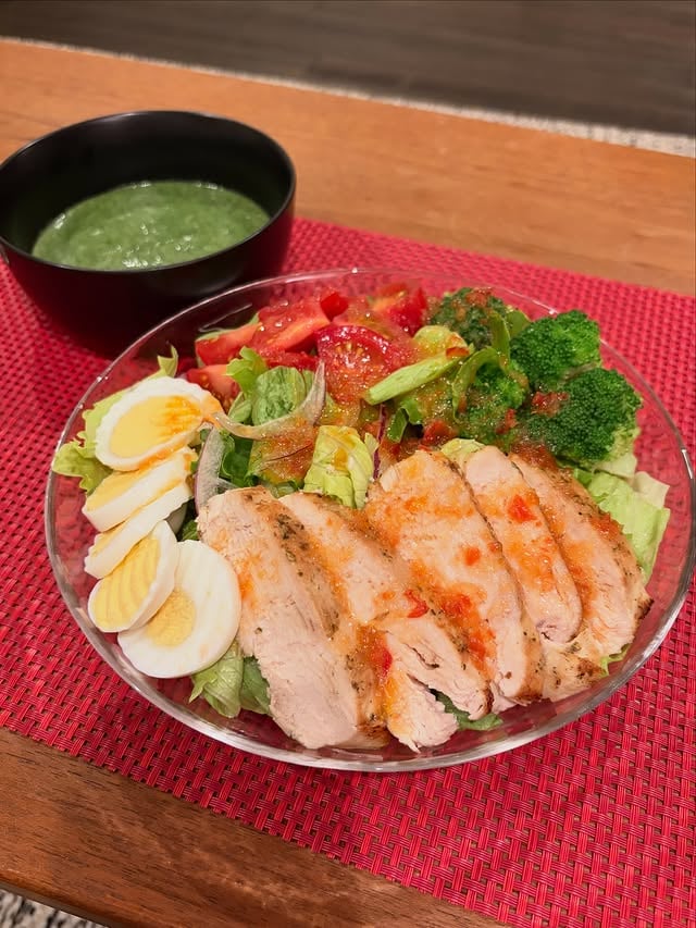 野菜不足解消！な夕ごはん#おうちごはん #ほうれん草のポタージュ #パワーサラダ#rionahazuki by @riona_hazuki