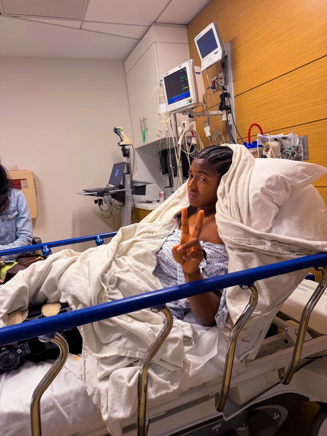 It was scary but I did it 😮‍💨 surgery was successful and recovery has started. Thank you to everyone at @hspecialsurgery for making this such a smooth and comfortable process. Special thanks to @rileywilliamsmd for cleaning up the mess I made of my knee 😅