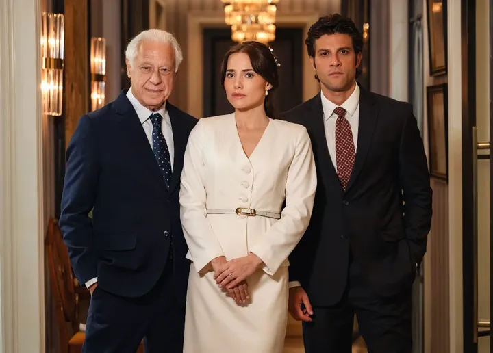 E ESSE TRIÂNGULO? 👀 Como será que Pedro vai lidar com a descoberta de que Adriana, a mulher por quem está apaixonado, vai se casar com seu padrinho, Arthur Brandão? 🤯 #QuemAmaCuida

📸: Manoella Mello/Globo