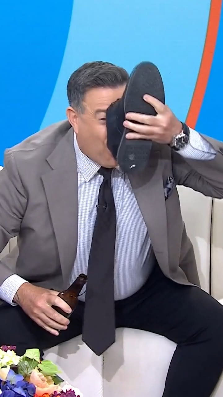 Ladies and Gentlemen, Carson Daly doing a shoey at 8:25 a.m. 👞 🍻