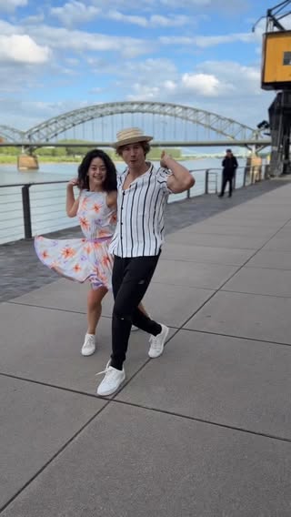Ein bisschen Salsa, ein bisschen Rheinufer, ganz viel Freude am Tanzen 💃🕺

Eine von vielen schönen Erinnerungen ausserhalb des Studios 😍✨

#letsdance #joelika #salsa